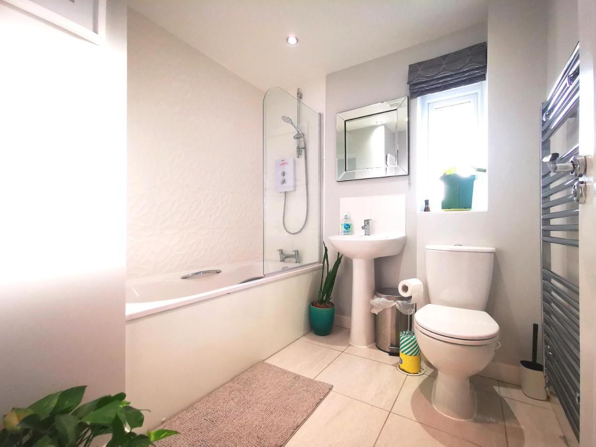 The Lawnswood - Central Manchester Holiday Home With Free Parking Ngoại thất bức ảnh