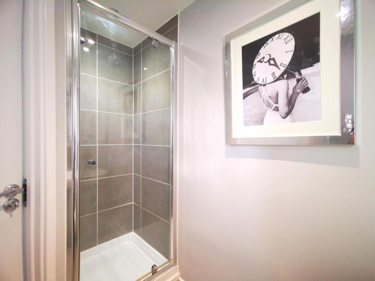 The Lawnswood - Central Manchester Holiday Home With Free Parking Ngoại thất bức ảnh