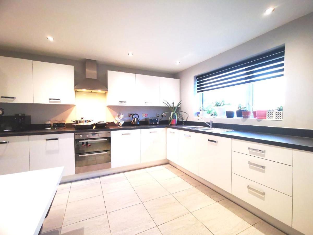 The Lawnswood - Central Manchester Holiday Home With Free Parking Ngoại thất bức ảnh