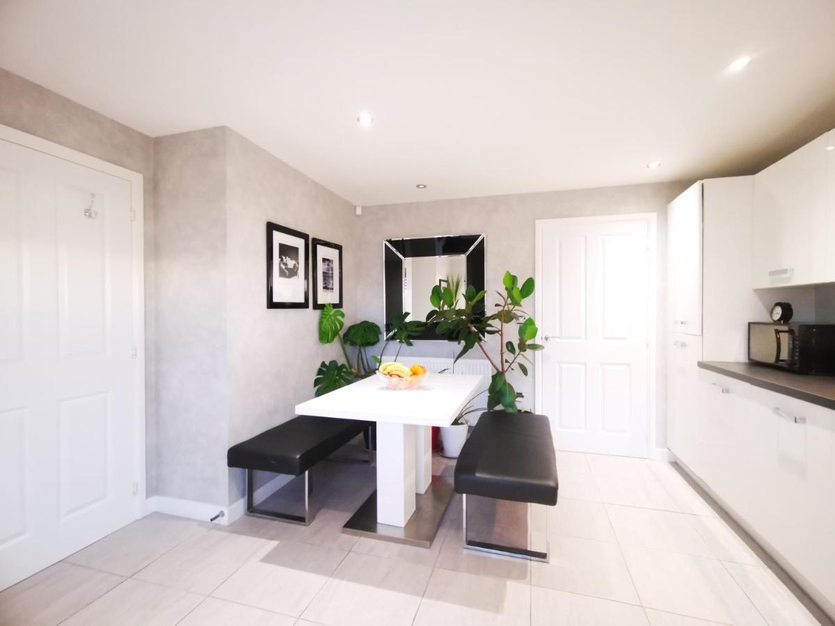 The Lawnswood - Central Manchester Holiday Home With Free Parking Ngoại thất bức ảnh