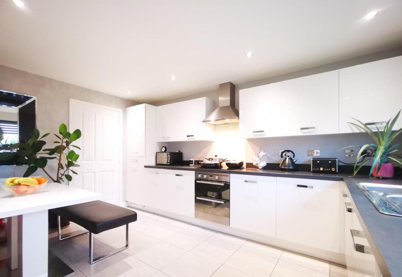 The Lawnswood - Central Manchester Holiday Home With Free Parking Ngoại thất bức ảnh